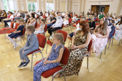 słuchacze UD wraz z rodzicami na rozdaniu dyplomów