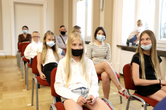 dziewczęta podczas rozdania dyplomów