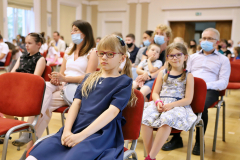 słuchacze UD na rozdaniu dyplomów
