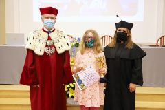 JM Rektor UJK prof. dr hab. Stanisław Głuszek, dr hab. Anna Wileczek, prof. UJK i dziewczynka odbierająca dyplom  i puchar