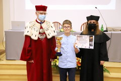 JM Rektor UJK prof. dr hab. Stanisław Głuszek, dr hab. Anna Wileczek, prof. UJK i chłopiec