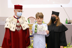 JM Rektor UJK prof. dr hab. Stanisław Głuszek, dr hab. Anna Wileczek, prof. UJK i chłopiec podczas odbioru pucharu i dyplomu