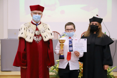 JM Rektor UJK prof. dr hab. Stanisław Głuszek, dr hab. Anna Wileczek, prof. UJK i chłopiec odbierający puchar