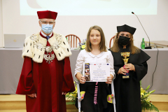 JM Rektor UJK prof. dr hab. Stanisław Głuszek, dr hab. Anna Wileczek, prof. UJK i Dziewczynka   odbierająca puchar