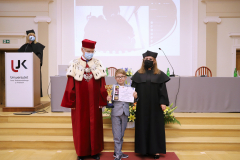 JM Rektor UJK prof. dr hab. Stanisław Głuszek, dr hab. Anna Wileczek, prof. UJK i chłopiec podczas odbioru nagród