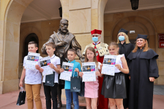 JM Rektor UJK prof. dr hab. Stanisław Głuszek, dr hab. Anna Wileczek, prof. UJK, dr Agnieszka Rosińska-Mamej i dzieci z pucharami