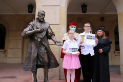 JM Rektor UJK prof. dr hab. Stanisław Głuszek, dr hab. Anna Wileczek, prof. UJK, chłopiec i dziewczynka   z pucharami