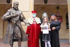 JM Rektor UJK prof. dr hab. Stanisław Głuszek, dr hab. Anna Wileczek, prof. UJK, dr Agnieszka Rosińska-Mamej i dziewczynka z pucharem
