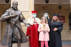 JM Rektor UJK prof. dr hab. Stanisław Głuszek, dr hab. Anna Wileczek, prof. UJK, dr Agnieszka Rosińska-Mamej  i dziewczynka  z pucharem