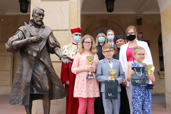 JM Rektor UJK prof. dr hab. Stanisław Głuszek, dr hab. Anna Wileczek, prof. UJK, dr Agnieszka Rosińska-Mamej, mgr Dominika Czarnota-Zdybicka, mgr Piotr Raczyński i dzieci z pucharami