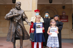 JM Rektor UJK prof. dr hab. Stanisław Głuszek, dr hab. Anna Wileczek, prof. UJK, dr Agnieszka Rosińska-Mamej i dziewczynki z pucharami